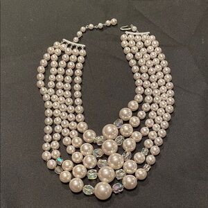 Elegant Pearl and Crystal Necklace